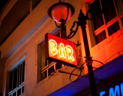 turned-on red Bar neon sign at night