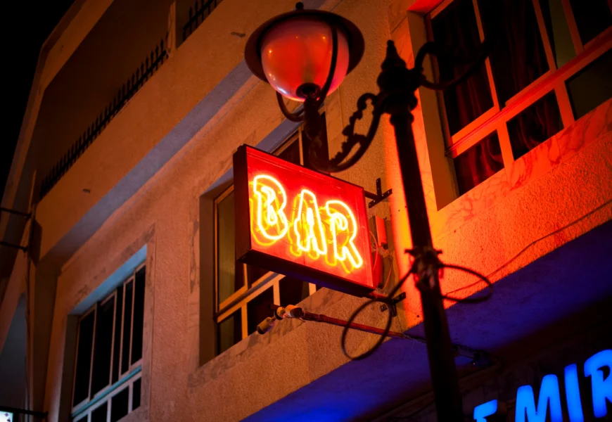 turned-on red Bar neon sign at night